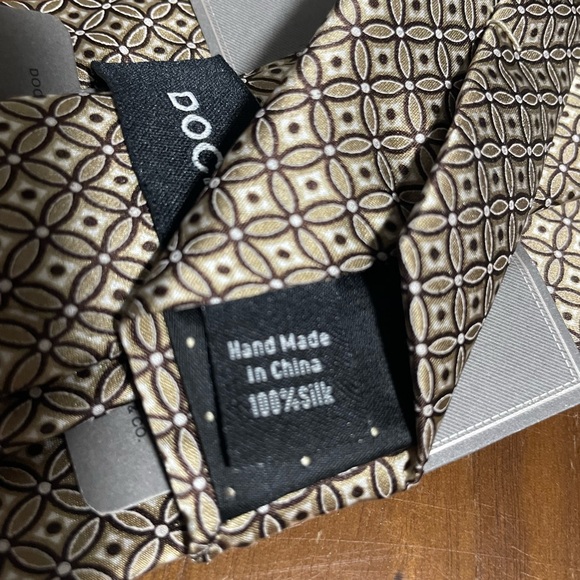 Dockers Gold and Black 100% Silk Neck Tie - Picture 4 of 4